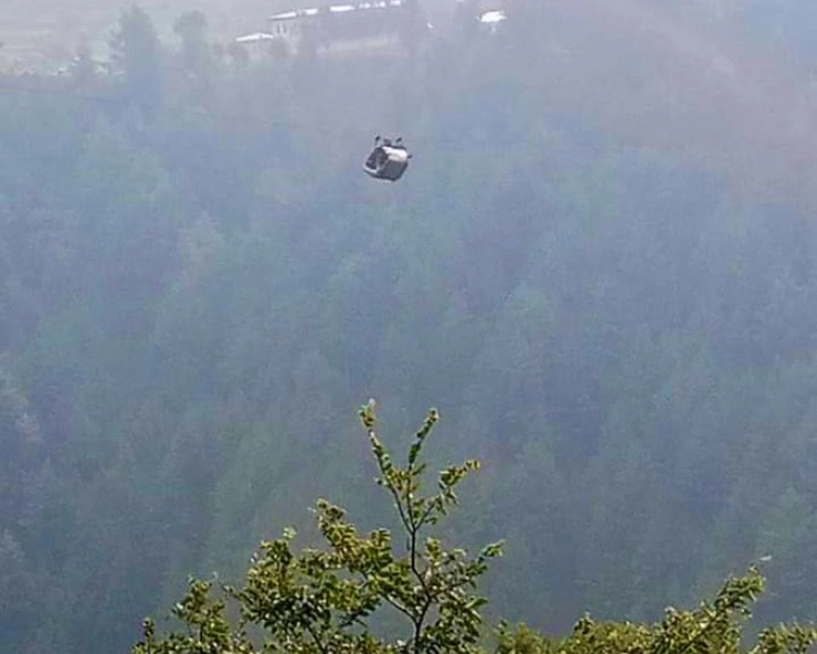 Pakistan: 8 including 6 children trapped mid-air in broken cable car dangling from single cable