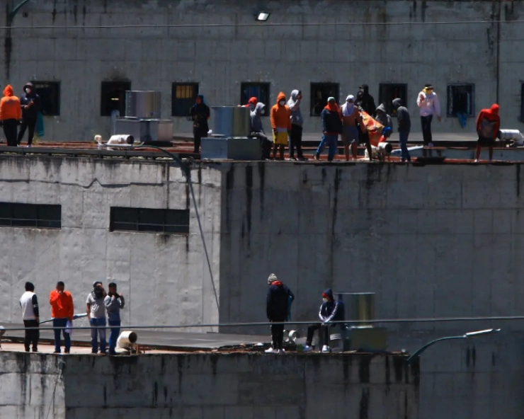 Ecuador prisoners hold 57 guards, police offcicers hostage