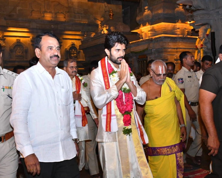 PICS: Vijay Deverakonda expresses gratitude at Yadadri Lakshmi Narasimha Swamy temple after 'Kushi' success