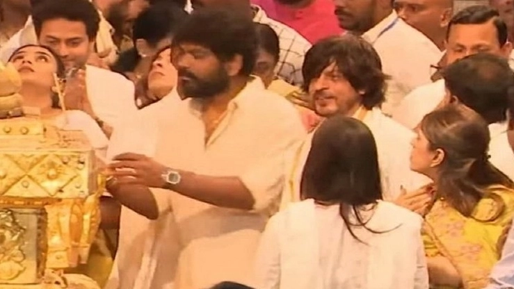 WATCH - Shah Rukh Khan offers prayers to Lord Venkateshwara at Tirumala