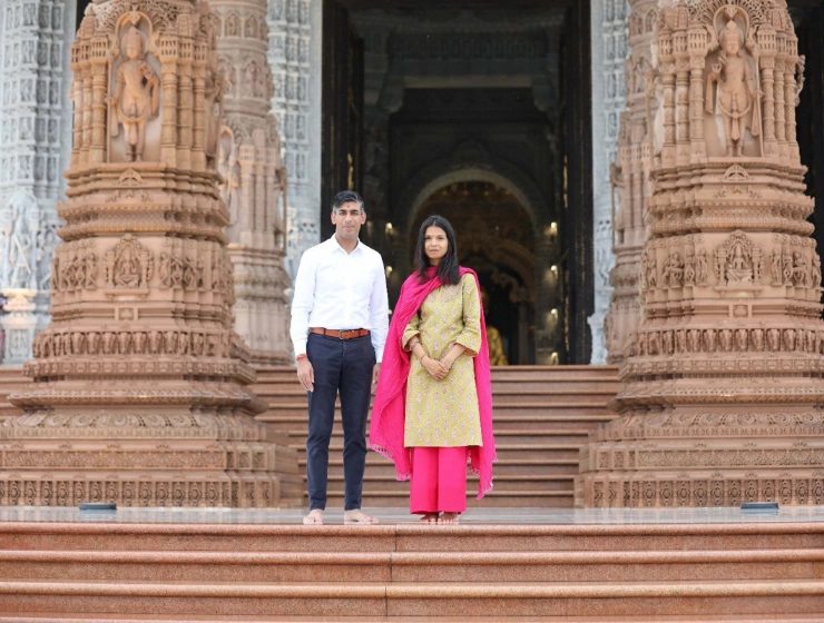 UK PM Rishi Sunak, wife Akshata Murty visit Akshardham temple - WATCH