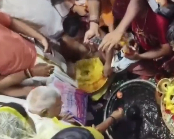 Lalu Yadav, Rabri Devi offer prayers at Baba Baidyanath temple in Deoghar