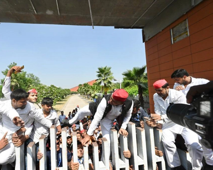 Akhilesh Yadav climbs gate to pay tributes to Jaiprakash Narayan