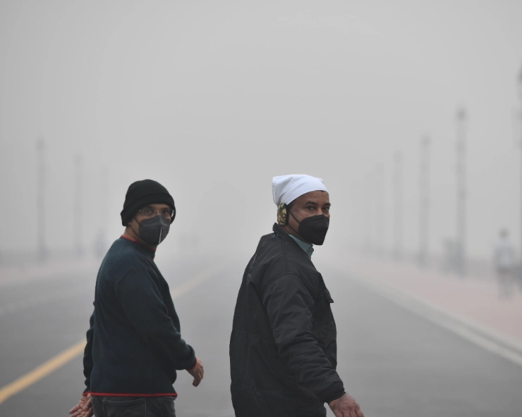 Toxic smog engulfs Delhi; residents complain of itchy throats, burning eyes & breathing difficulty