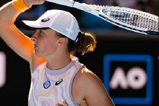 World No.1 Iga Swiatek crashes out of Australian Open as teenage Linda Noskova defeats her