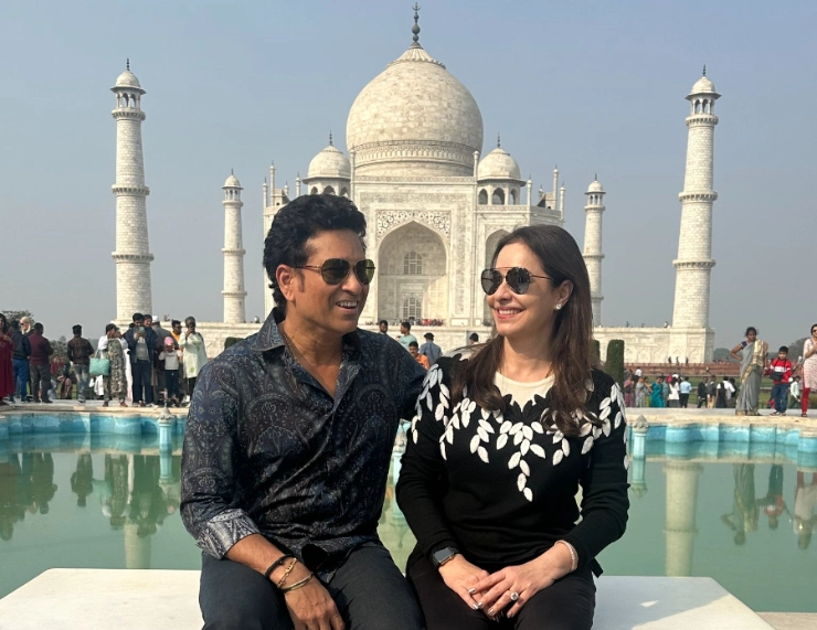 Sachin Tendulkar, his wife visit Taj Mahal