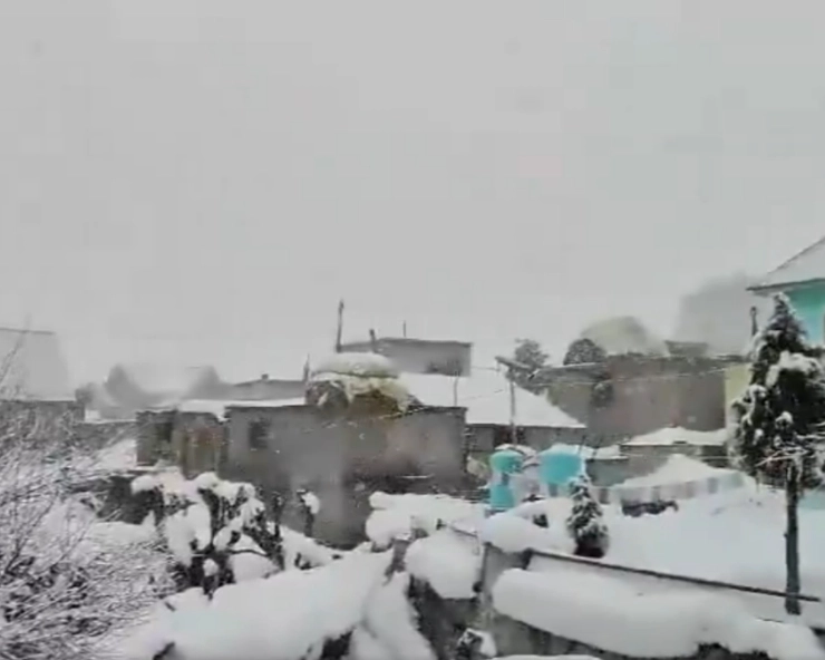 Himachal Pradesh: 6 Italians & 17 tourists stranded in snowbound in Lahaul Spiti district