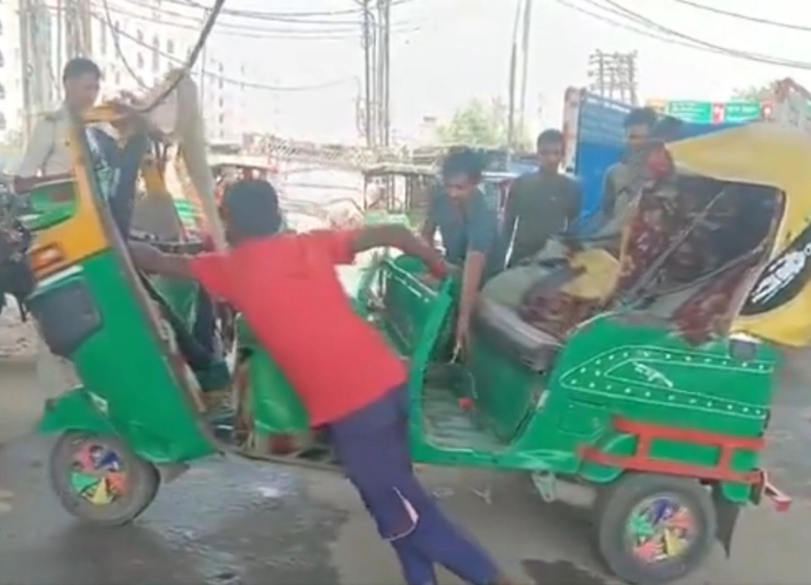 Auto rickshaw blown into pieces after colliding JCB in Patna, 7 dead; Watch CCTV footage