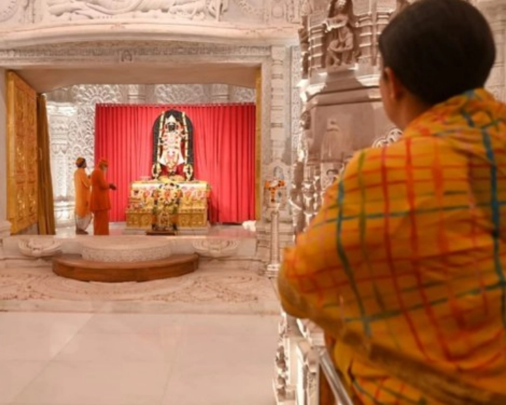 Lok Sabha polls: Smriti Irani visits Ayodhya temples before her nomination filing (VIDEO)