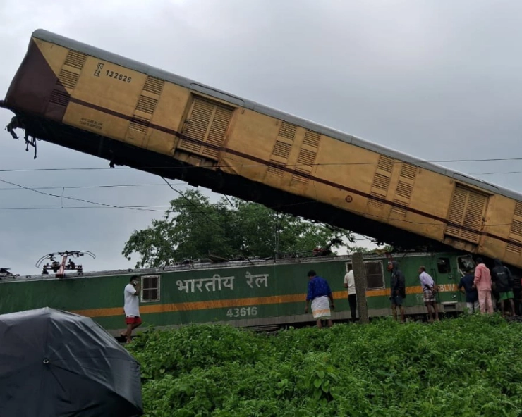 North Bengal Train collision: 3 bogies of Kanchanjunga express jump rails, stuck above engine of goods train, 6 die, 41 others injured (VIDEO)