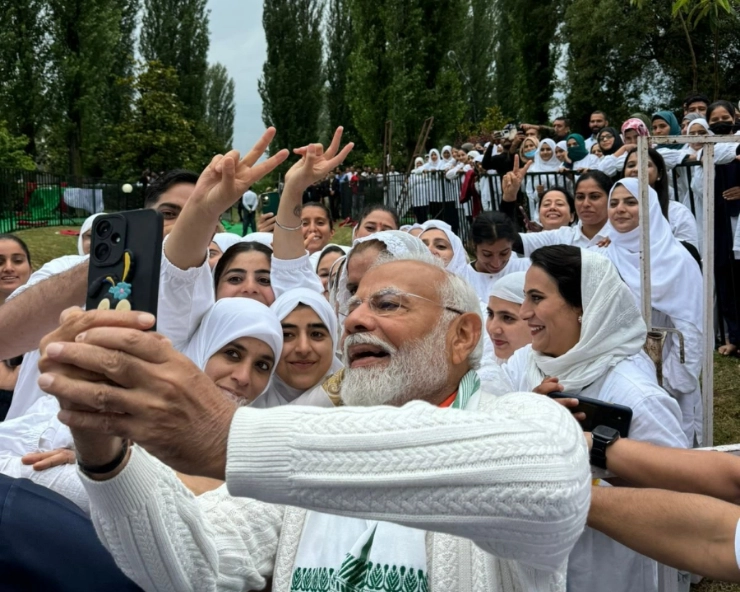 PM Modi takes selfies with students in Srinagar post yoga (PICS)