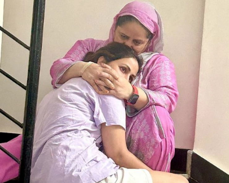 Hina Khan shares emotional pictures with mother amid cancer treatment