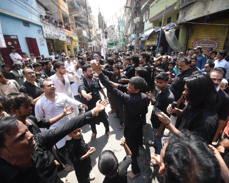 Jammu and Kashmir: Pro-Hezbollah flags and slogans raised during 8th Muharram procession in Srinagar, FIR registered