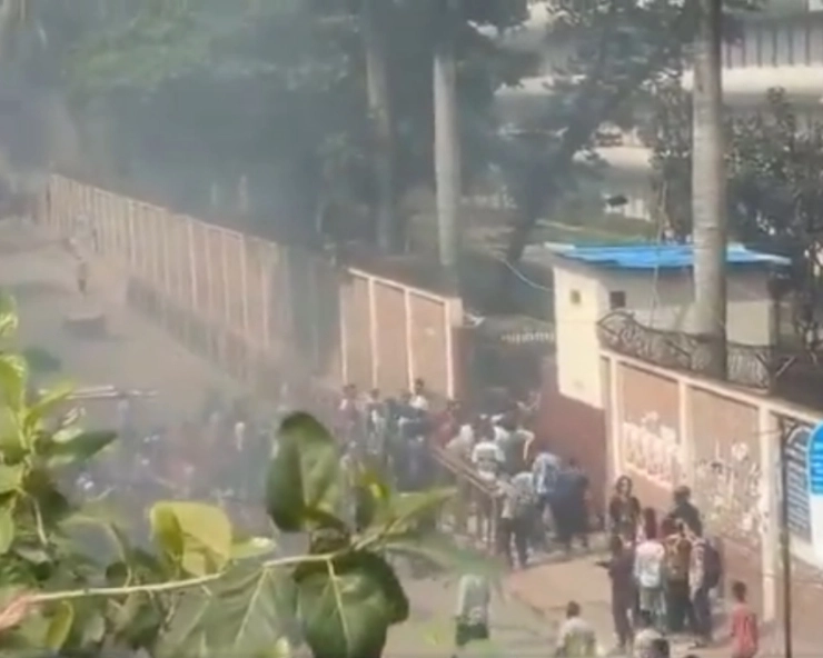 Bangladesh: Protesters set state broadcaster on fire (VIDEO)