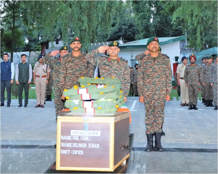 Army chief lays wreath, pays homage to soldier killed in Kupwara gun battle