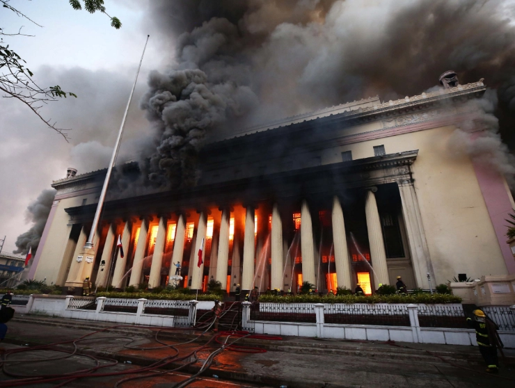 Fire engulfs Manila's historic central post office 