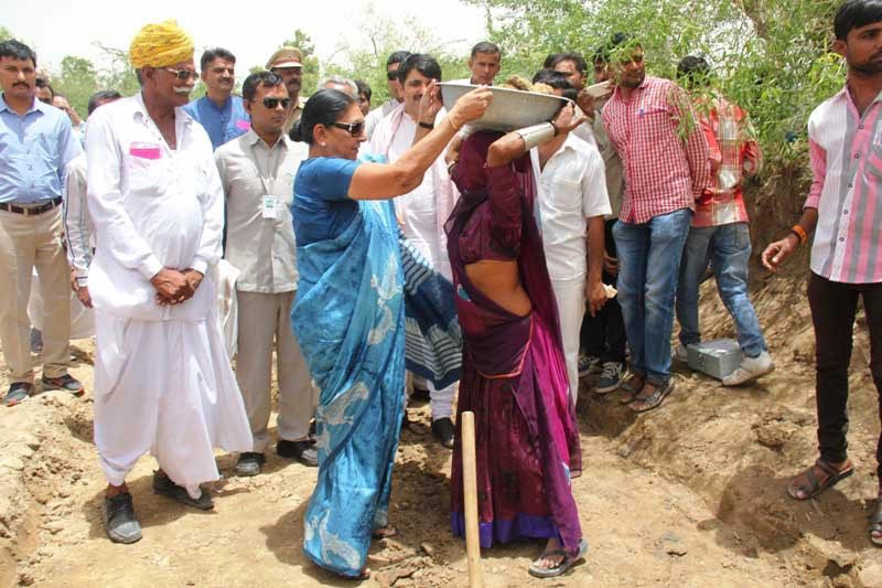 ખેડૂતોની જરૂરિયાતને ધ્યાનમાં લઇ આવતીકાલથી ઉત્તર ગુજરાતની નહેરોમાં પાણી છોડાશે  - મુખ્યમંત્રી આનંદીબહેન પટેલ