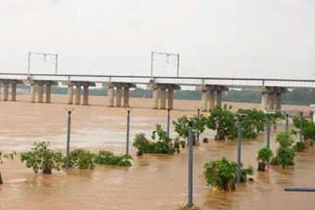 Video-Ahmedabad Riverfront  પર પાણી ફરી વળ્યાં, વોક વે બંધ કરાયો (Photo)