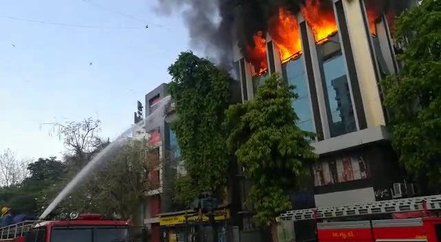 નવરંગપુરાના Viva 3 બિલ્ડિંગમાં આગ, ઉપરનો માળ બળીને ખાક થઈ ગયો