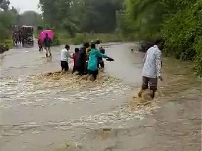 દક્ષિણ ગુજરાતને વરસાદે ઘમરોળ્યું:  છોટાઉદેપુરમાં અતિભારે,  કોઝવે પરથી દાદી-પૌત્રી તણાયા