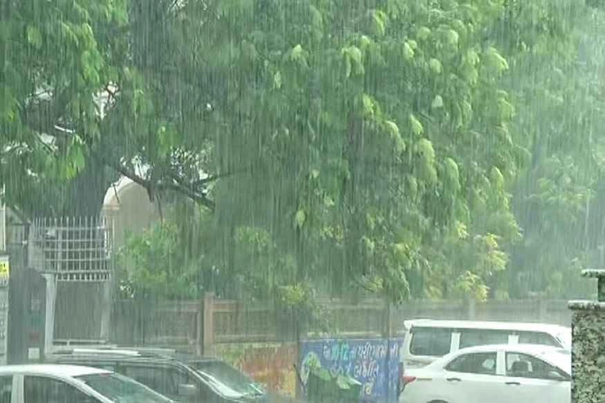 હવામાને બદલ્યો મિજાજ, ગુજરાતમાં અલગ-અલગ વિસ્તારોમાં વરસાદ, ખેડૂતો ચિંતામાં