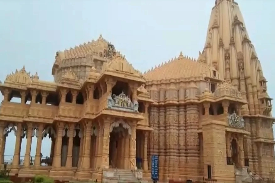 ગુજરાતમાં મંદિરોના દ્વાર ખૂલ્યાં પરંતુ મોલમાં લોકોની પાંખી હાજરી જોવા મળી