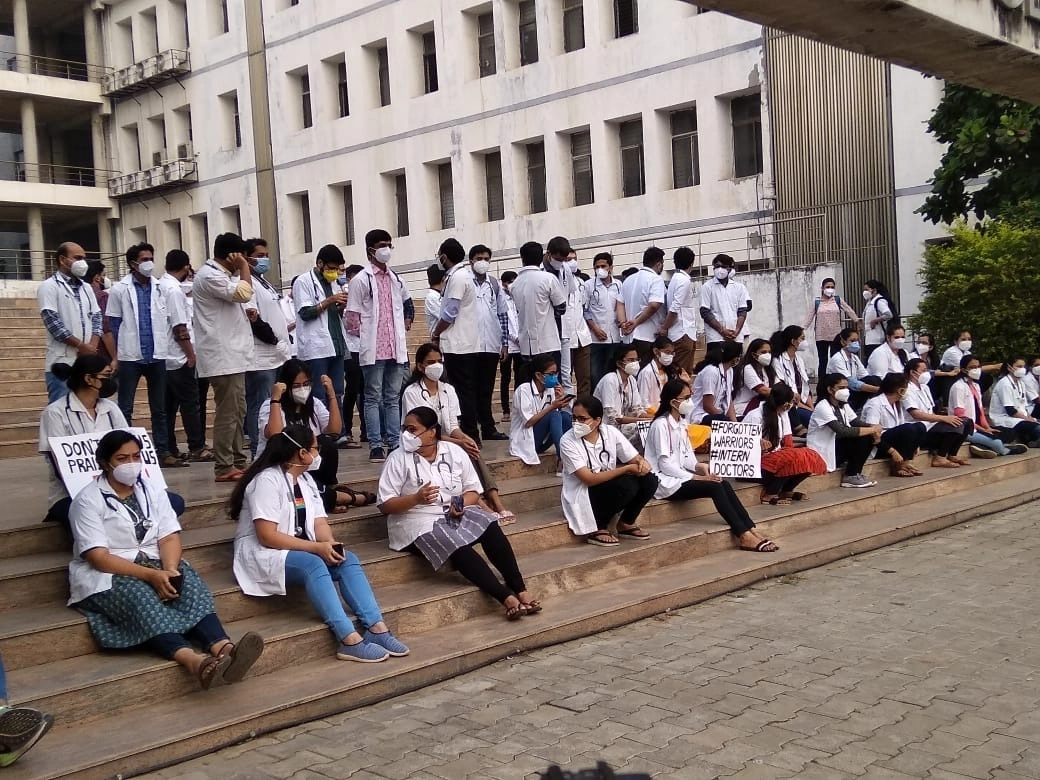 ગુજરાતના MBBS ઇન્ટર્ન તબીબોએ સરકારે સામે બાંયો ચડાવી, હડતાળ સમેટાવાના એંધાણ