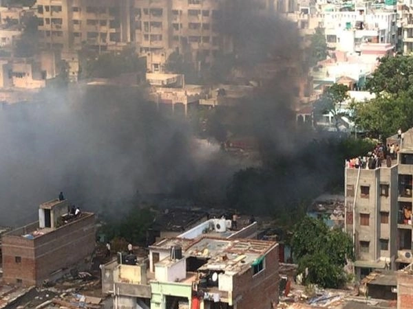 અમદાવાદના આનંદનગરમાં ઝૂંપડપટ્ટીમાં આગ લાગી, 25 ઝૂંપડા બળીને ખાખ થઈ ગયાં