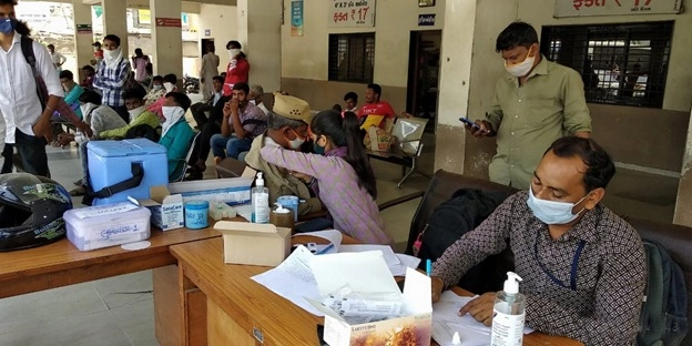 ગુજરાત: આદિવાસી જિલ્લો કોરોના રસીકરણમાં મોખરે,  90 કિલોમીટરના અંતરે જોવા મળતું નથી કોઈ ગામ