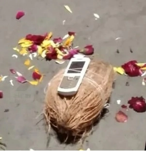 ભાવનગરમાં હવે અંધશ્રદ્ધા પણ બની આધુનિક- ભૂત ઉતારમાં નાળિયેર સાથે ફોન મૂકાયો