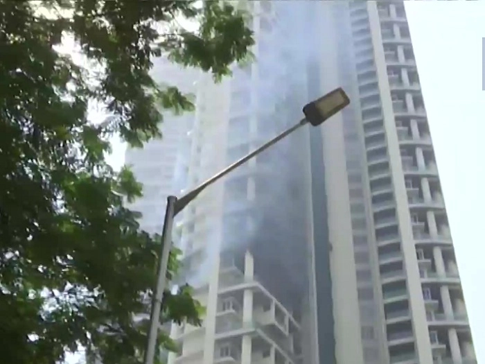 મુંબઈની 60 માળની બિલ્ડિંગમાં લાગી આગ, ગભરાટમાં 19મા માળેથી કૂદી ગયો યુવક, મોત