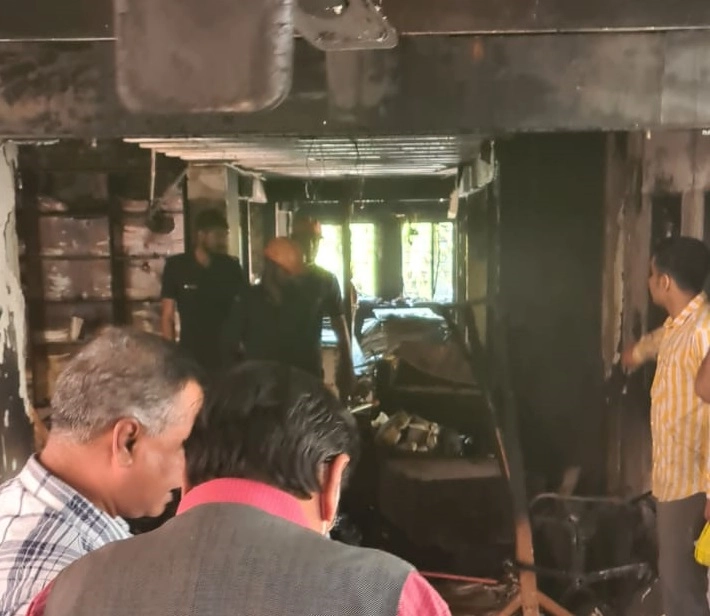 ગાંધીનગરમાં આંકડા શાખાની કચેરીમાં ભીષણ આગ ફાટી નીકળતા મહત્વના દસ્તાવેજો બળીને ખાખ
