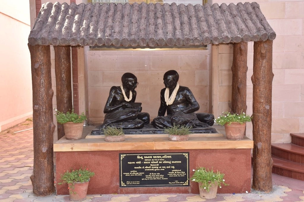 નડીયાદ સ્થિત હિન્દુ અનાથ આશ્રમ ખાતે બાપુ અને સરદાર પટેલની પ્રતિમા આજે પણ આઝાદીની ઝાંખી કરાવે છે