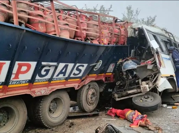 Jharkhand Road Accident:  પાકુડમાં બસ-ટ્રક વચ્ચે જોરદાર ટક્કર, 8થી વધુ લોકોના દર્દનાક મોત