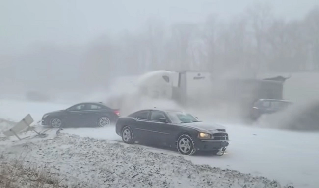 Video: હિમવર્ષાનો કહેર, 50 કાર પરસ્પર અથડાઈ, 3 ના મોત