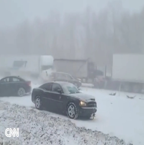 Video: હિમવર્ષાના કારણે 50 ગાડીઓ અથડાઈ- બર્ફીલા તોફાનમાં ગાડી અથડાવી ત્રણના મોત