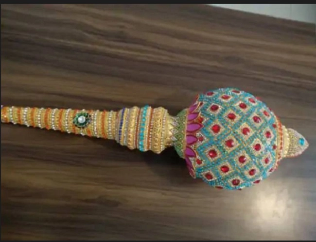 a 2.5 kg hammer inlaid with diamonds