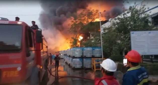 fire with blast in Deepak Nitrate of Vadodara