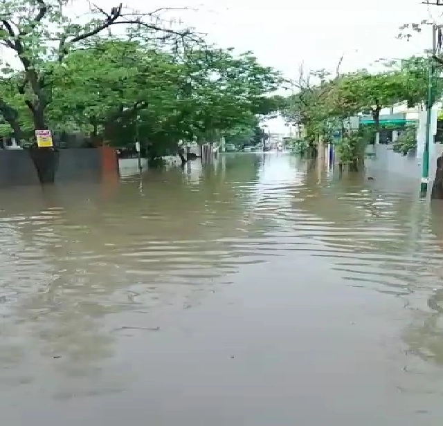 ચોટીલામાં મેઘરાજાની તોફાની બેટીંગ:  3 ઇંચ વરસાદ ખાબકતાં 82 ગામોમાં છવાયો અંધારપટ