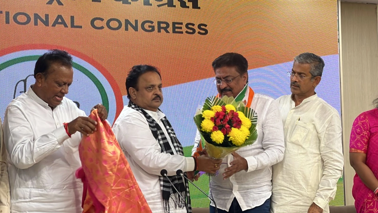 Gujarat assembly elections, AAP leader, Indranil Rajyaguru, took the hand of Congress