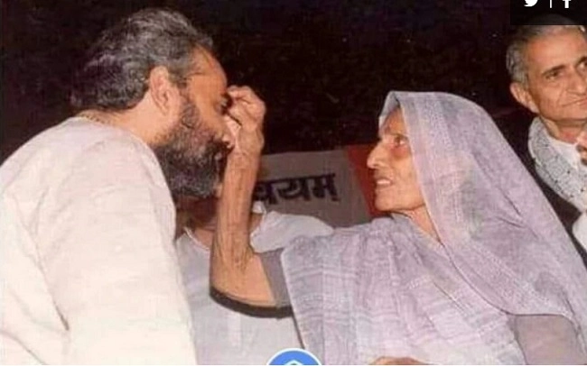 Memorable pictures with Modi's mother
