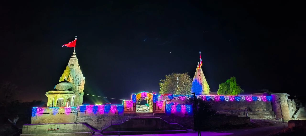 On the occasion of the marriage of Lord Shri Krishna and Rukmaniji, the beautiful temple of Dhoraji was lit up with lights.