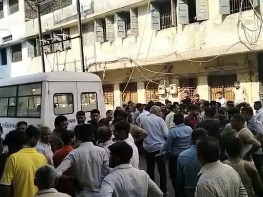 Worker electrocuted while holding hanging iron in looms factory in Surat