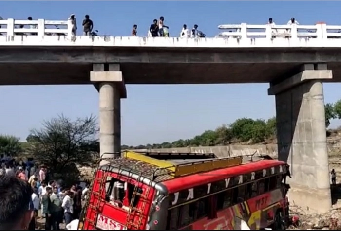 15 people dead and 25 injured after a bus falls from a bridge in Khargone