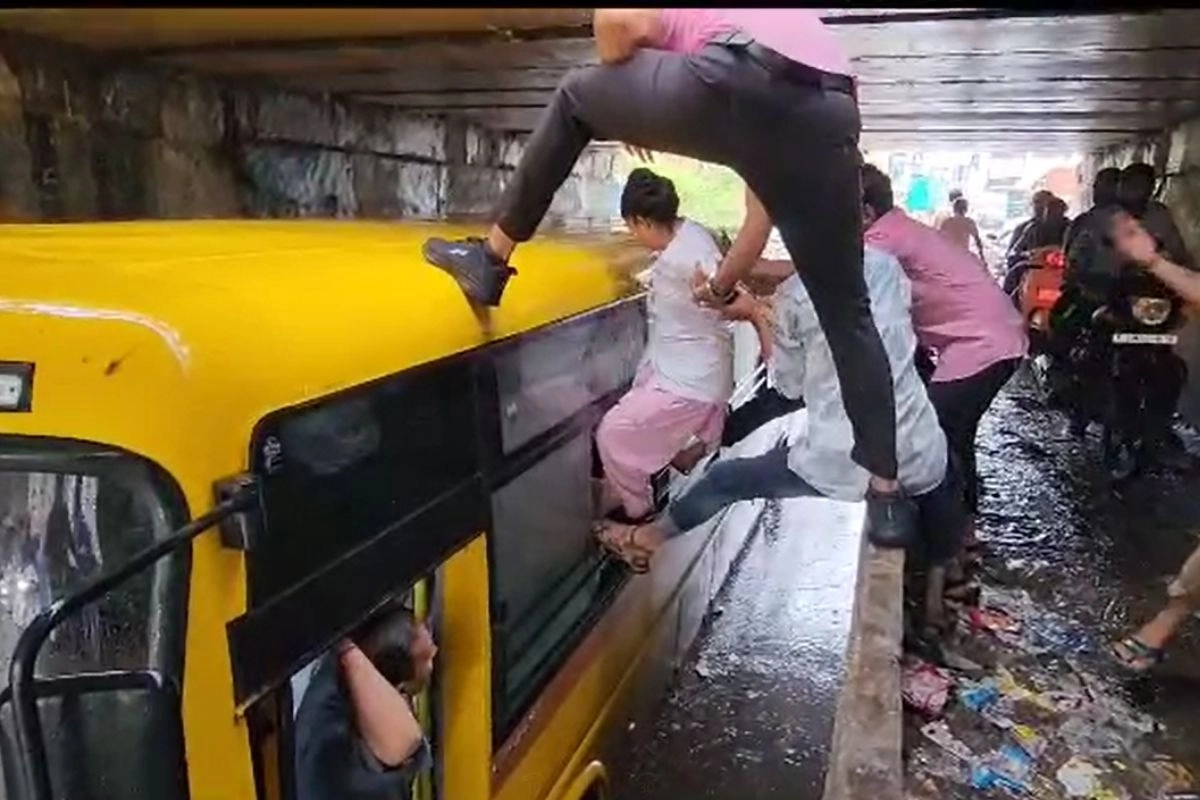 Nadiad: A bus full of students got stuck in Garnala