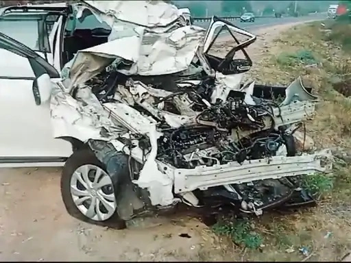 Accident on Gujarat Rajasthan border, 4 killed as car collides with private travel