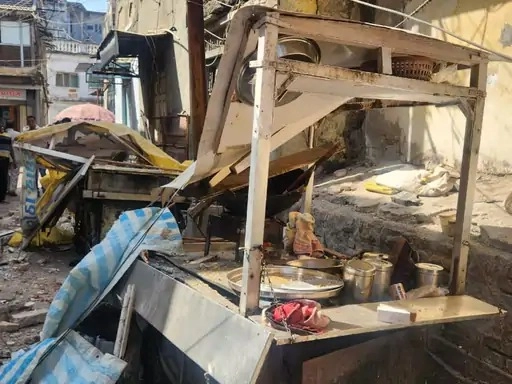 slab of a dilapidated building collapsed in Jamnagar