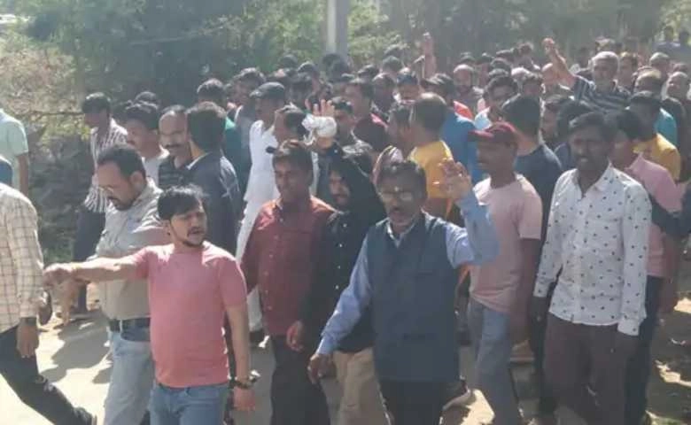 A mob of 1000 people reached the police station