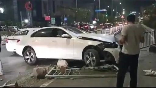 70 lakh Mercedes breaks iron railing