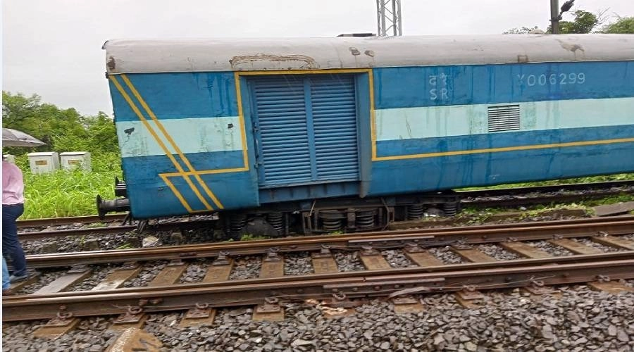 Between Surat-Valsad goods coach derailed,